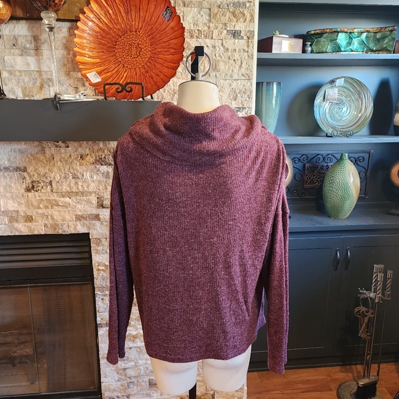 Very J Plum Colored 3/4 Sleeve Cowl Neck Sweater With Two Front Pockets Sz Small - Picture 4 of 6